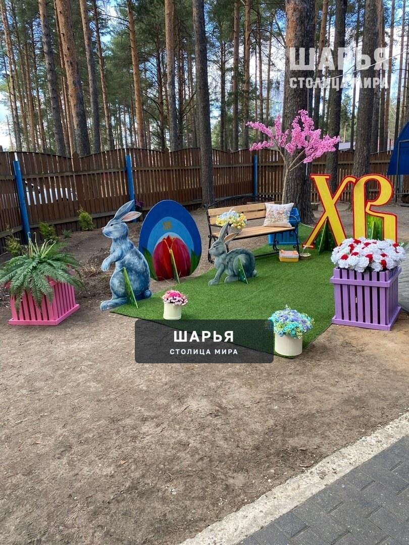 Пасхальная композиция на территории храма