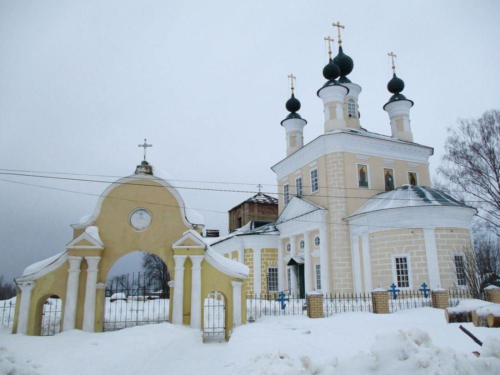 Церковь и ворота ограды в Николо-Шанге в марте
