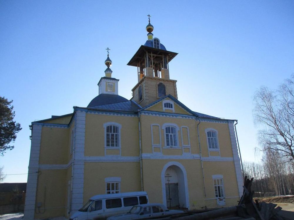 Всехсвятская церковь в Одоевском: у входа