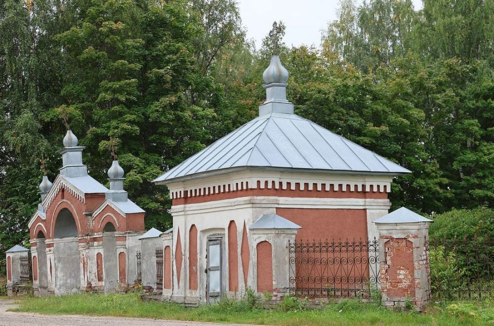 Ансамбль Успенской церкви: храм, арка ворот и часовня