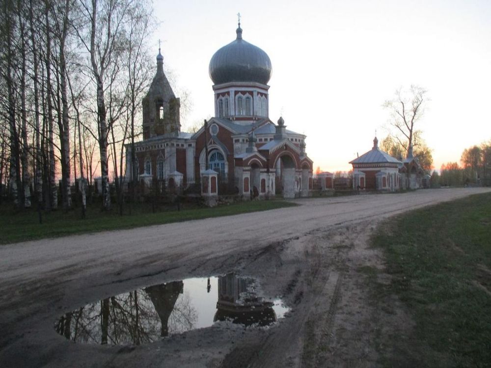 Успенская церковь в Печёнкине с дороги