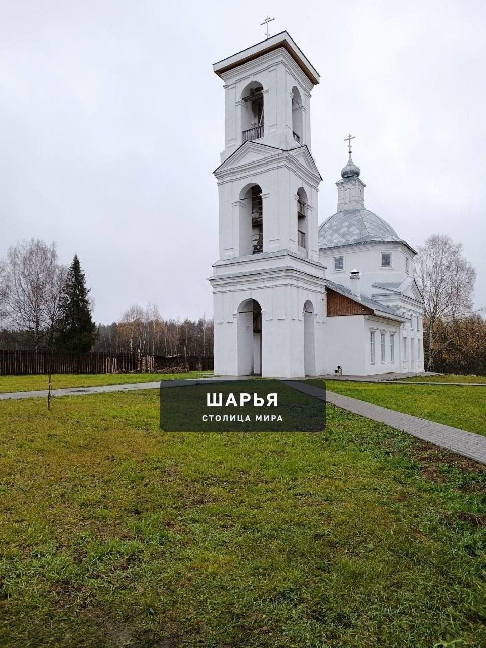 Белый храм с колокольней в Зубовском
