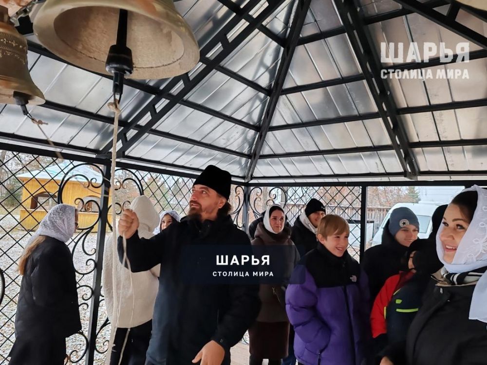 Звонница у церкви в Троицком: гости звонят в колокола