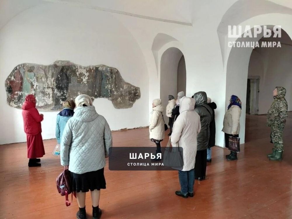 Внутри храма: белые своды и фрагмент старинной росписи