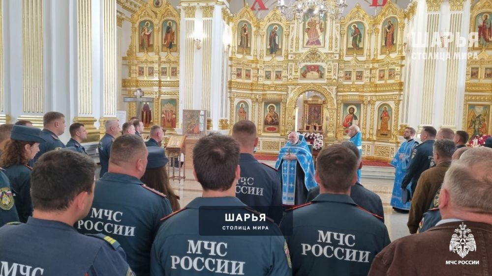 В Костромском кремле состоялся благодарственный молебен перед иконой Божией Матери «Неопалимая… — Шарья — фото 2
