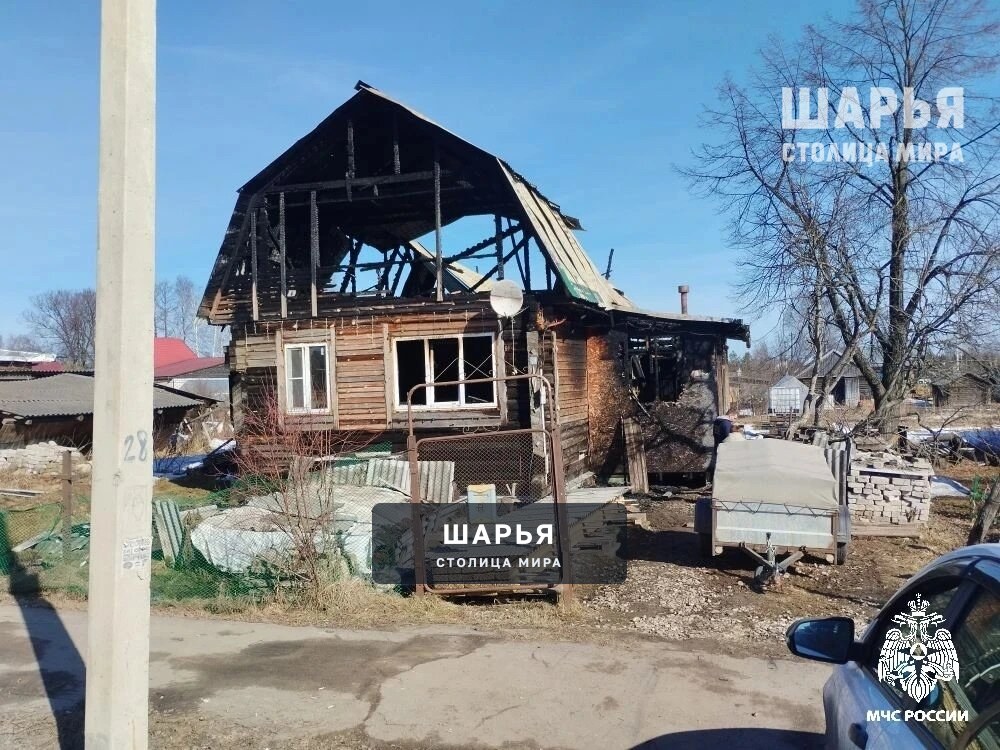 В Шарье сгорел дом, оставив семью без жилья — Шарья