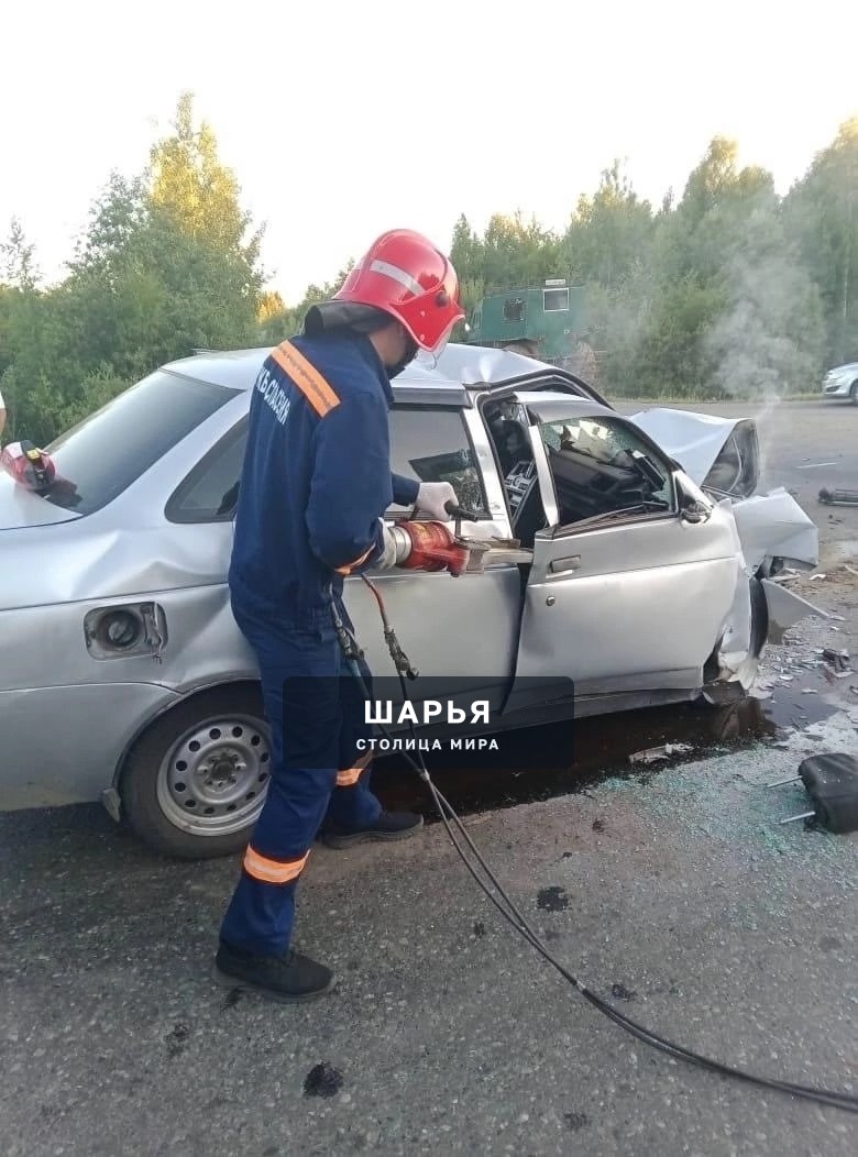В районе поворота к деревне Горланиха водитель автомобиля «Лада-Приора» не выдержал безопасную… — Шарья — фото 2