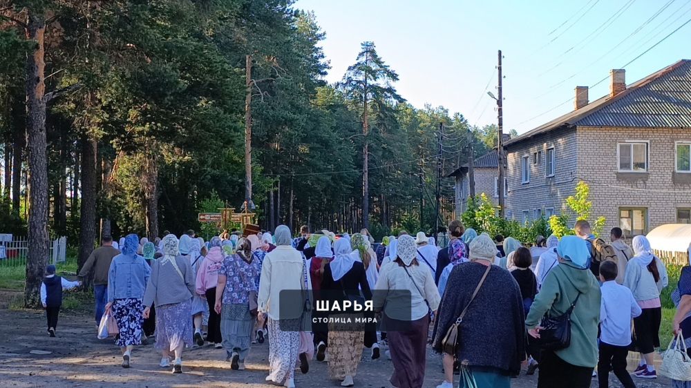 Шарьинцы прошли Крестным ходом по городу, величая Небесного покровителя шарьинской земли — Шарья — фото 5