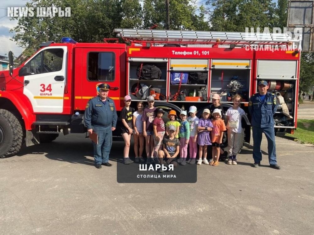 Огнеборцы демонстрируют технику и обмундирование юным шарьинцам — Шарья