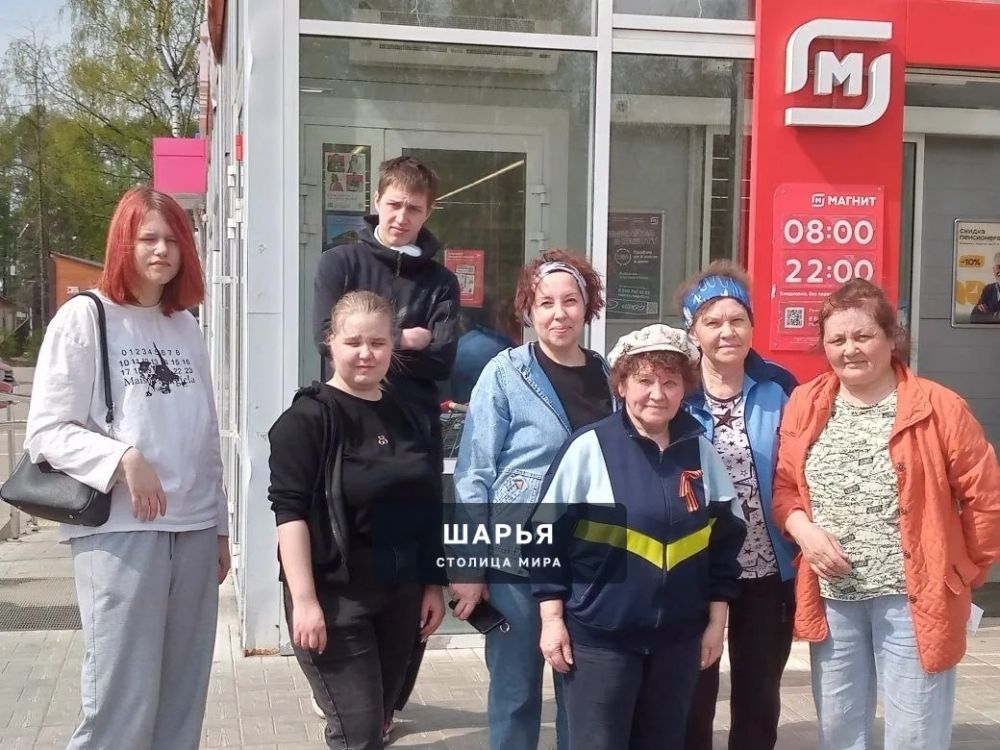 Активисты ТОС «Ленинский» и студенты убрали территорию от магазина «Магнит» до Храма в Шарье — Шарья