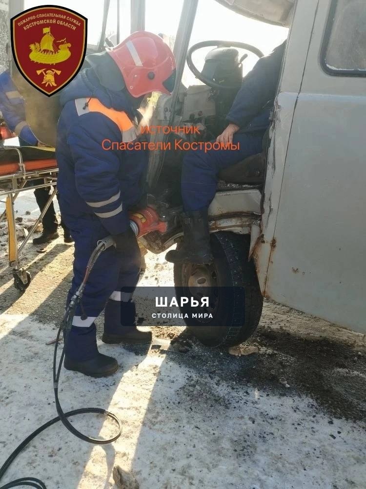 Спасатели выезжали на ликвидацию серьезного ДТП на Костромской трассе, которую водители уже… — Шарья — фото 4