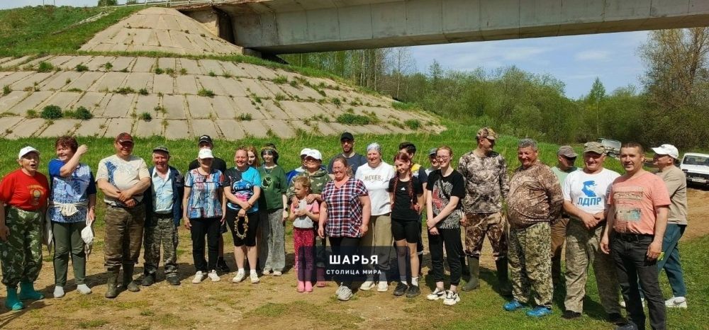 Почти три тонны мусора собрали волонтёры со дна и берегов костромских рек — Шарья