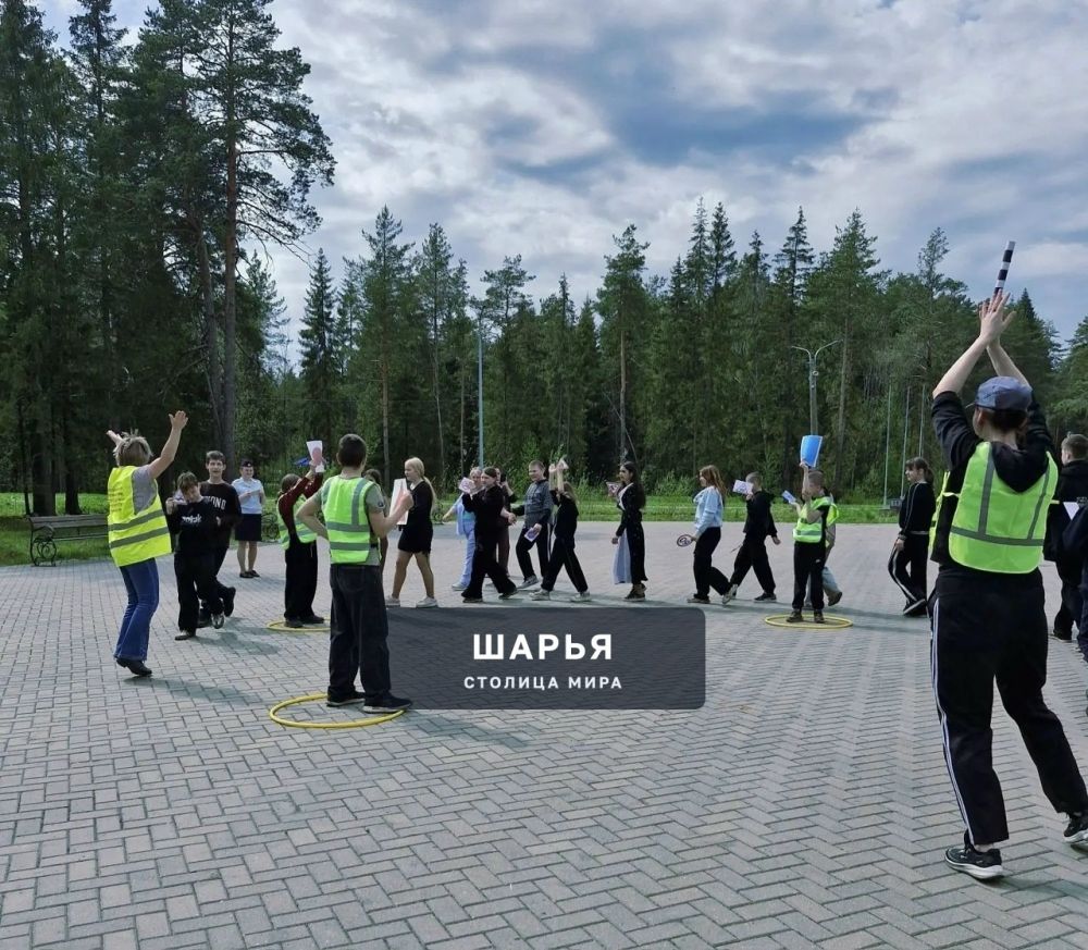 «С безопасностью на "ТЫ"»: шарьинские школьники повторили правила дорожного движения в игровом… — Шарья — фото 3