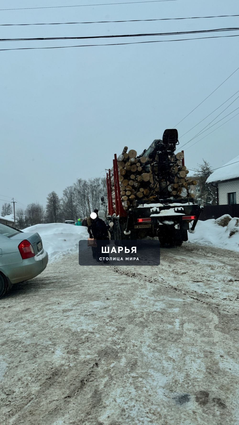 Школьники идут из школы обходя лесовоз по сугробам — Шарья — фото 2