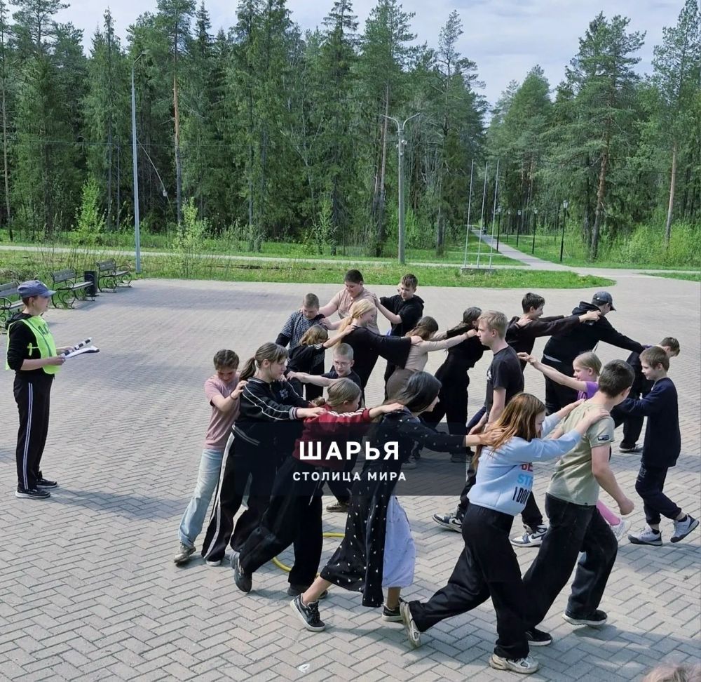 «С безопасностью на "ТЫ"»: шарьинские школьники повторили правила дорожного движения в игровом… — Шарья — фото 4