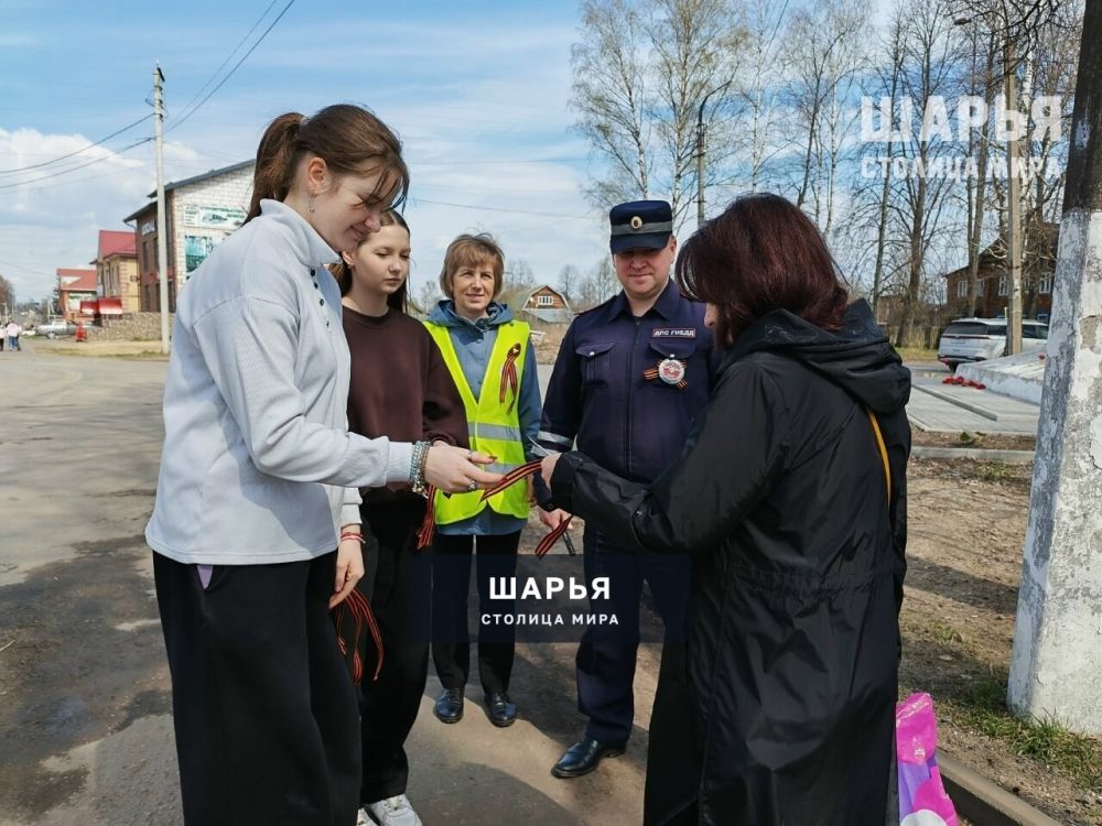 В преддверии Дня Победы в Шарье прошла патриотическая акция «Георгиевская ленточка» с участием… — Шарья — фото 5