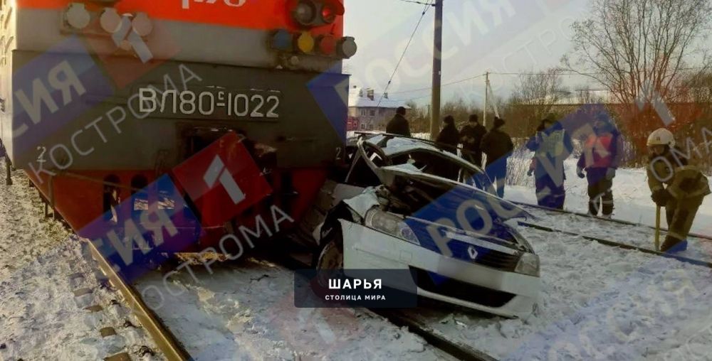 Вчера около 13 часов в Мантуровском районе автомобиль «Рено Логан» столкнулся с локомотивом… — Шарья