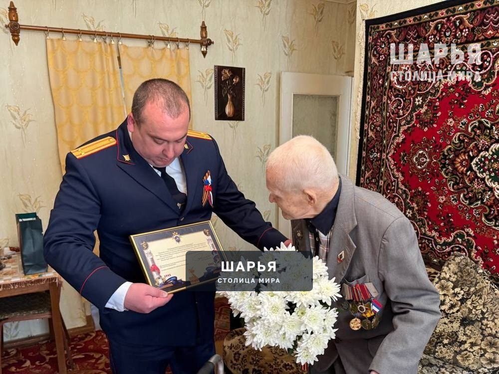 В канун Дня Победы офицеры СУ СК России навестили шарьинского долгожителя - легенду - Геннадия… — Шарья — фото 3