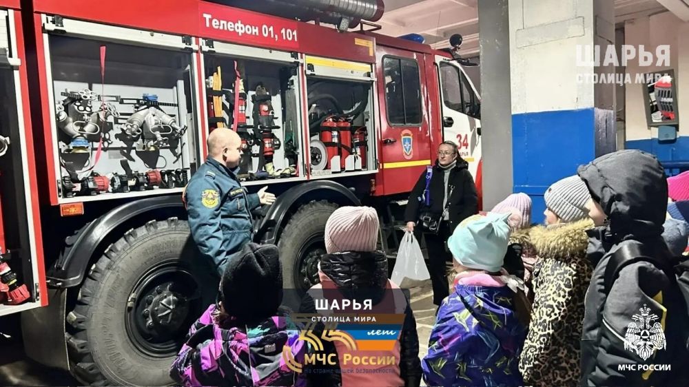 Шарьинские огнеборцы поделились с первоклассниками секретами своей профессии — Шарья