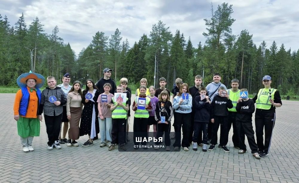 «С безопасностью на "ТЫ"»: шарьинские школьники повторили правила дорожного движения в игровом… — Шарья — фото 5
