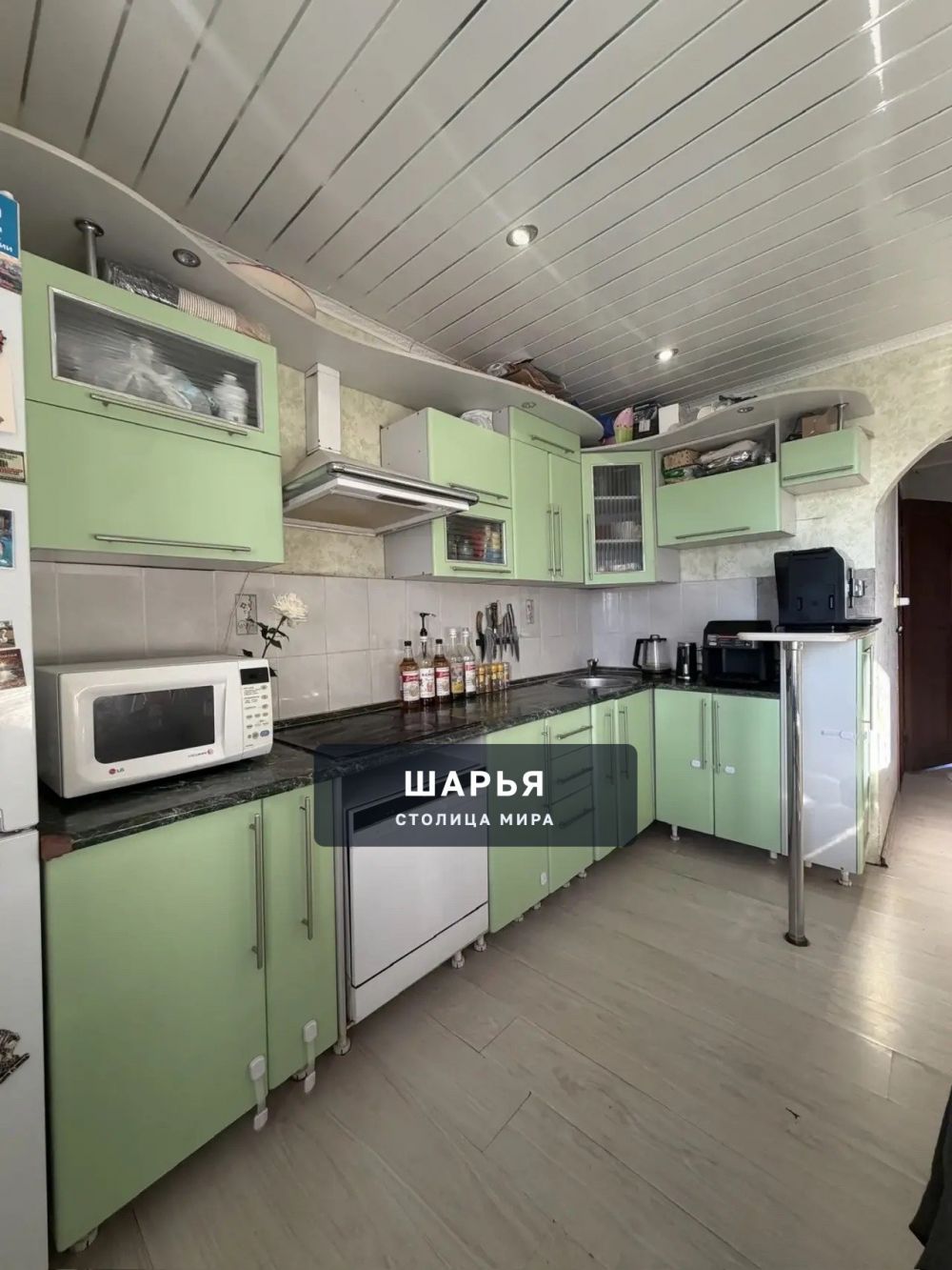 Угловой кухонный гарнитур с барной стойкой, плитой, вытяжкой, раковиной, микроволновой печью… — Шарья — фото 2