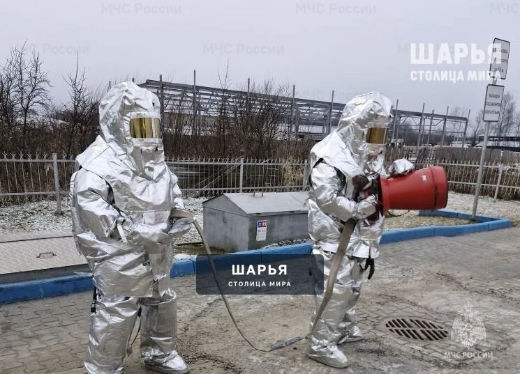 Шарьинские огнеборцы отработали навыки тушения пожара на автозаправочной станции — Шарья — фото 3