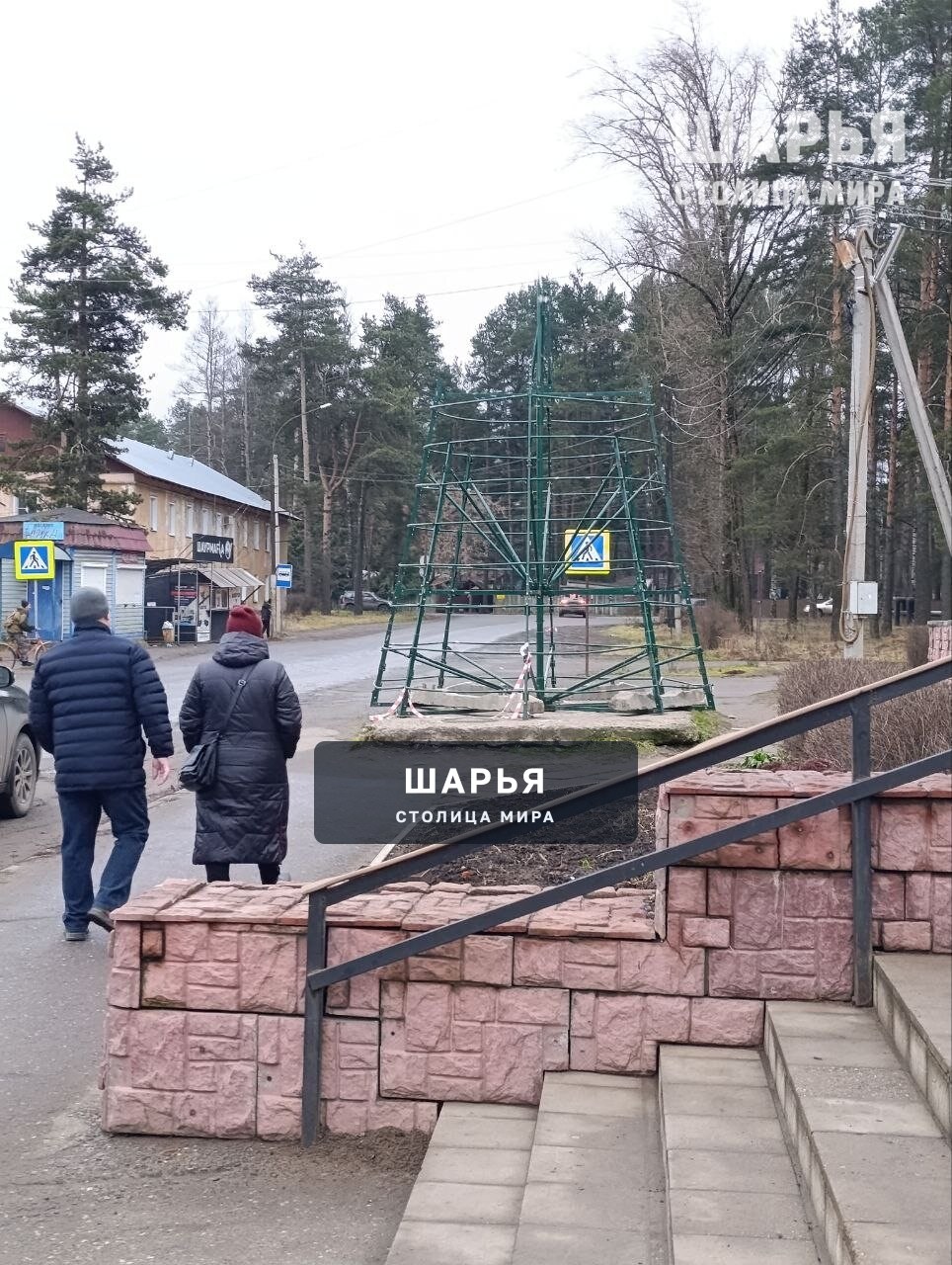 Обе новогодние елки в Шарье на сегодняшний день "половинчатые": одна наполовину пушистая, а… — Шарья — фото 2