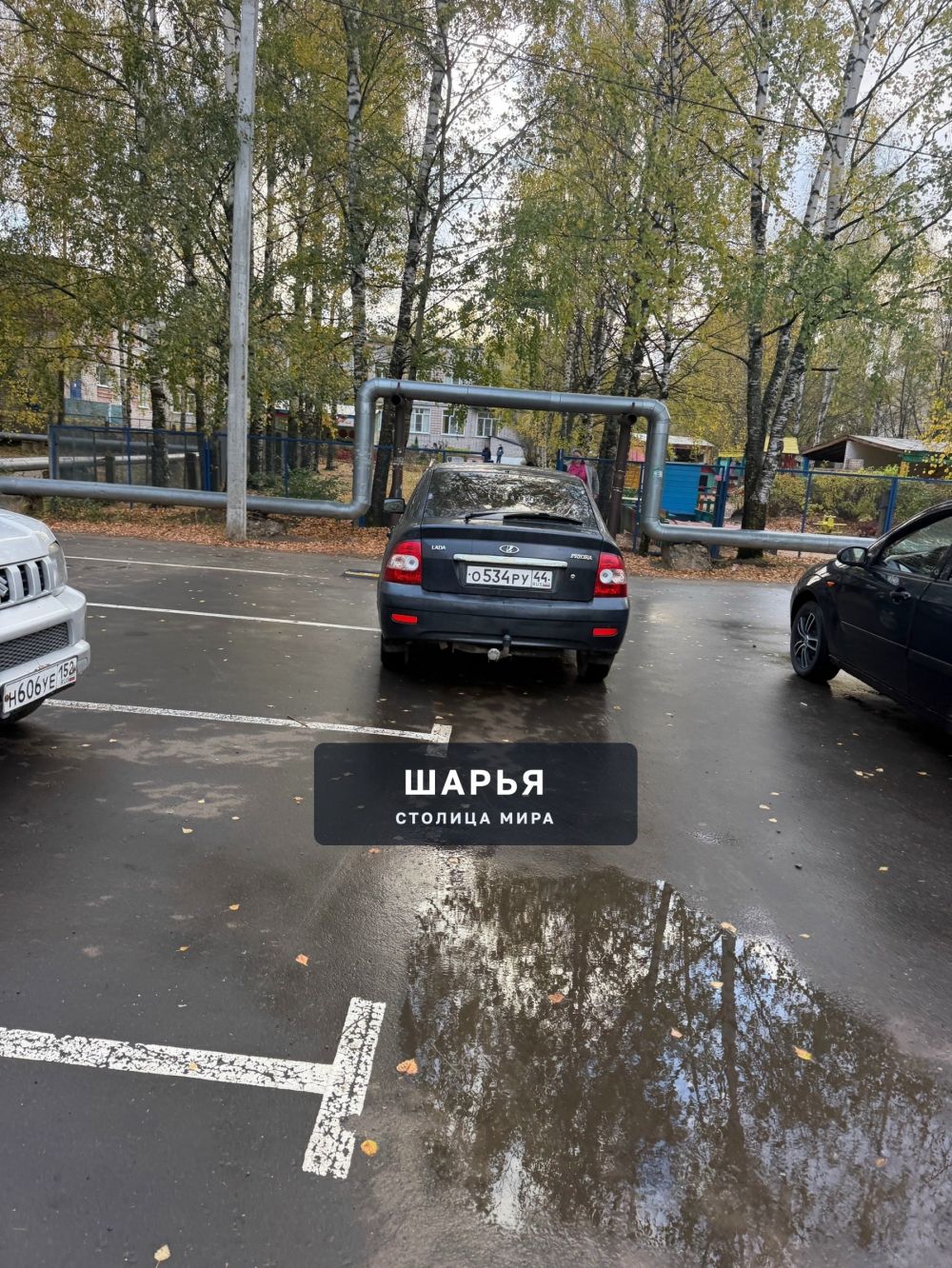Есть женщина, которая регулярно агрессивно паркуется буквально у самого входа в садик №18 в… — Шарья — фото 1
