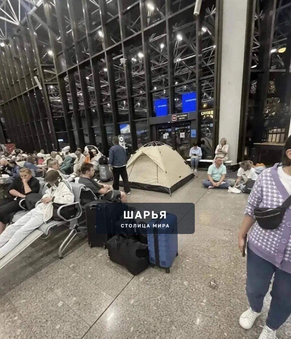 КОЛЛАПС В АЭРОПОРТАХ СОЧИ — тысячи людей застряли из-за закрытого неба курорта — Шарья