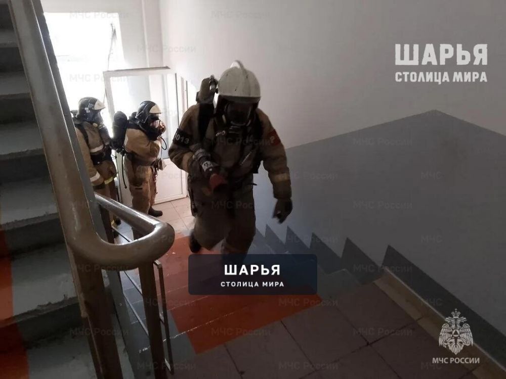 ТЦ «Центральный» в дыму, пожарные спасатели примчались тушить огонь — Шарья — фото 4