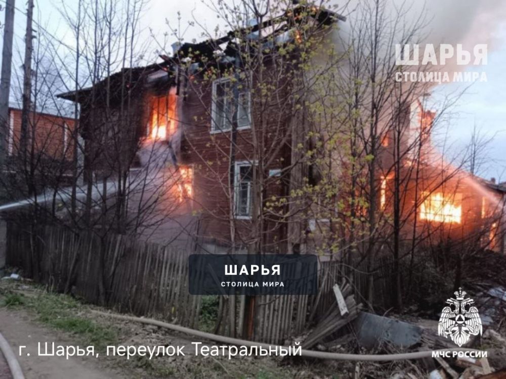 Неосторожное обращение с огнём - предварительная причина пожара на пер. Театральном — Шарья — фото 2