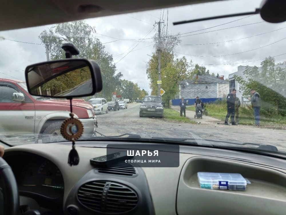 Из-за неработающего светофора на одном перекрестке в Шарье произошло сразу два… — Шарья — фото 1