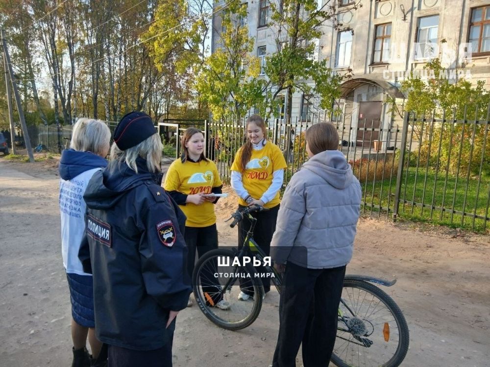Госавтоинспекторы Шарьи не устают напоминать о соблюдении ПДД — Шарья — фото 2