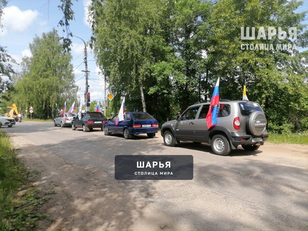 Спонтанный автопробег, посвящённый Дню России, прошёл в Шарье — Шарья — фото 3