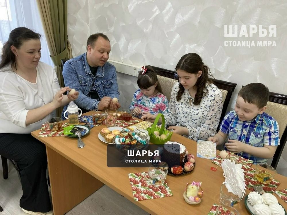 В Пасхальную неделю Шарьинский отдел ЗАГС посетила многодетная семья Удаловых — Шарья — фото 3