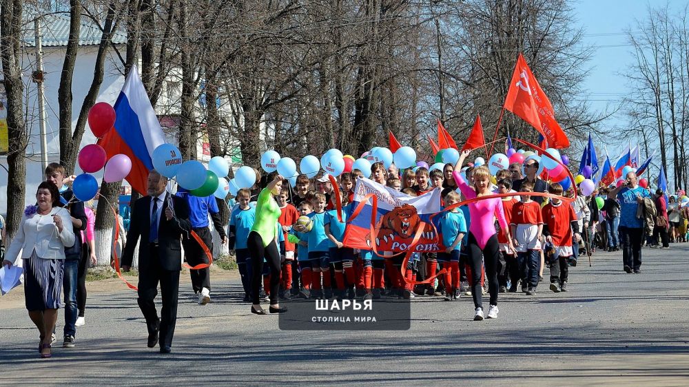 Как раньше в Шарье ходили на демонстрации: флаги, шары, лозунги … — Шарья — фото 1