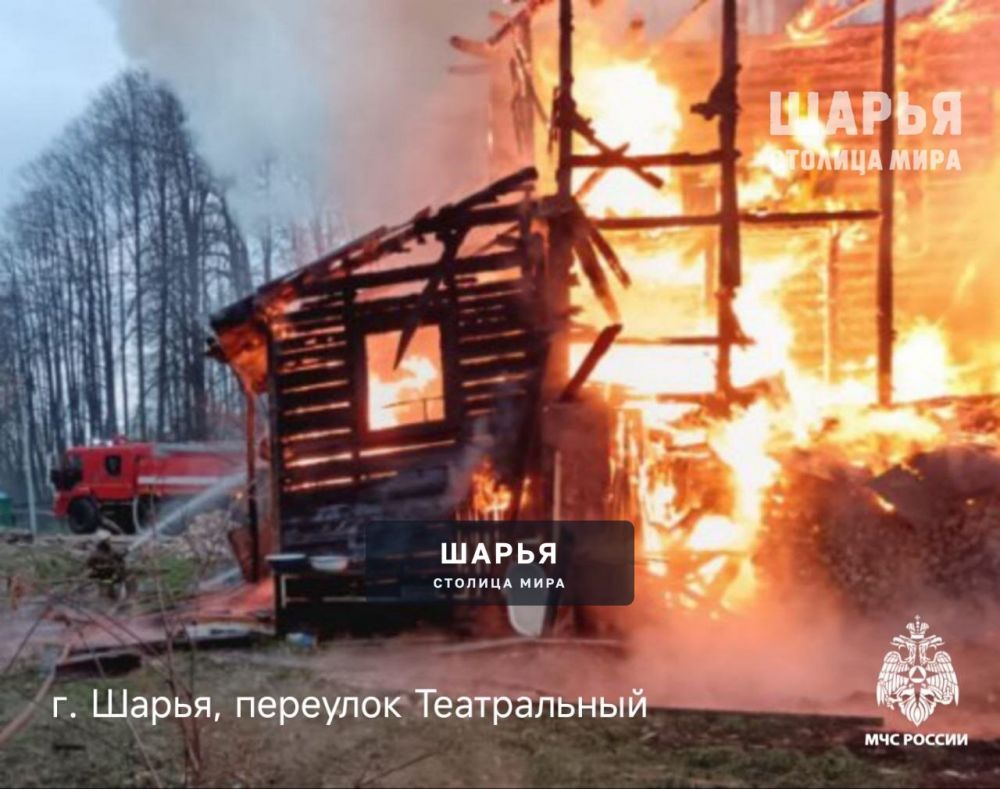 Неосторожное обращение с огнём - предварительная причина пожара на пер. Театральном — Шарья — фото 1