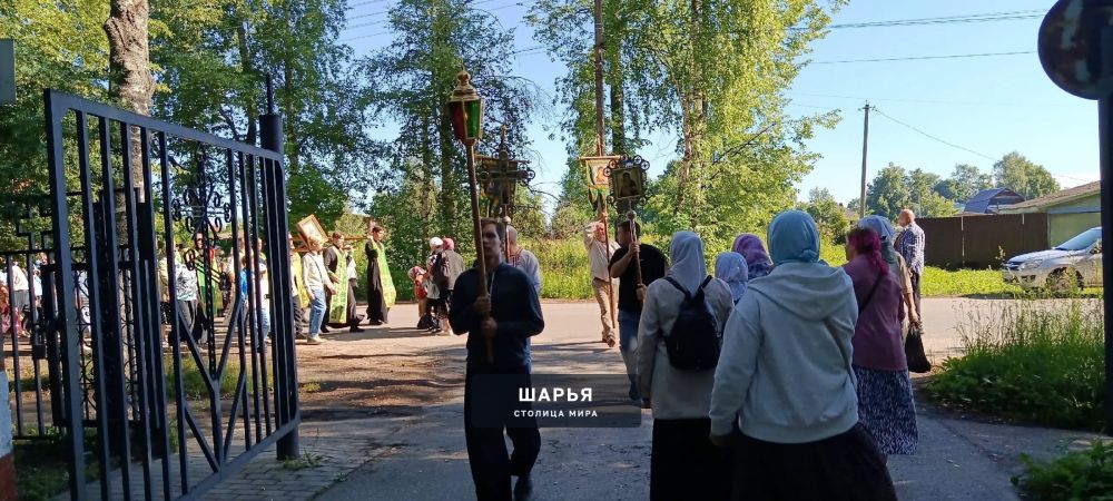 Шарьинцы прошли Крестным ходом по городу, величая Небесного покровителя шарьинской земли — Шарья — фото 6