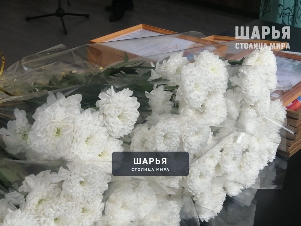 Сотрудников Администрации Шарьинского района наградили региональными грамотами — Шарья — фото 2