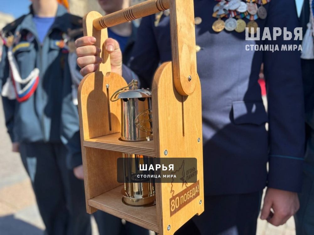 Частица пламени Вечного огня с Могилы Неизвестного Солдата передана делегации Костромской… — Шарья
