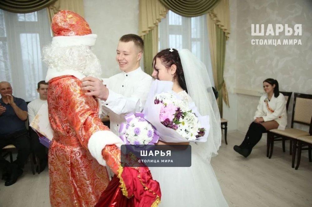 Дед Мороз со Снегурочкой поздравили молодоженов Шарьи — Шарья