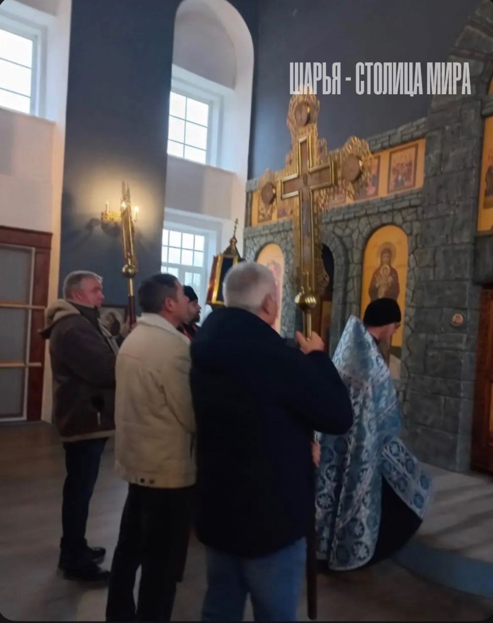 Крестный ход внутри храма