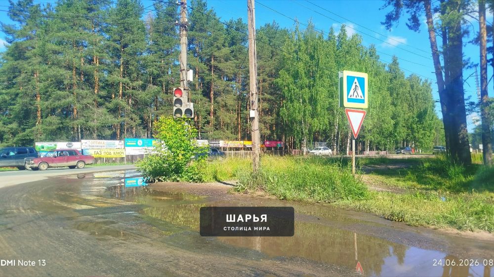 Вечная лужа на пешеходном переходе перекрёстка ул. Ленина с ул. имени 50-летия Советской… — Шарья