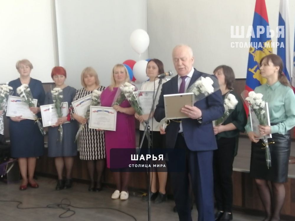 Сотрудников Администрации Шарьинского района наградили региональными грамотами — Шарья — фото 3