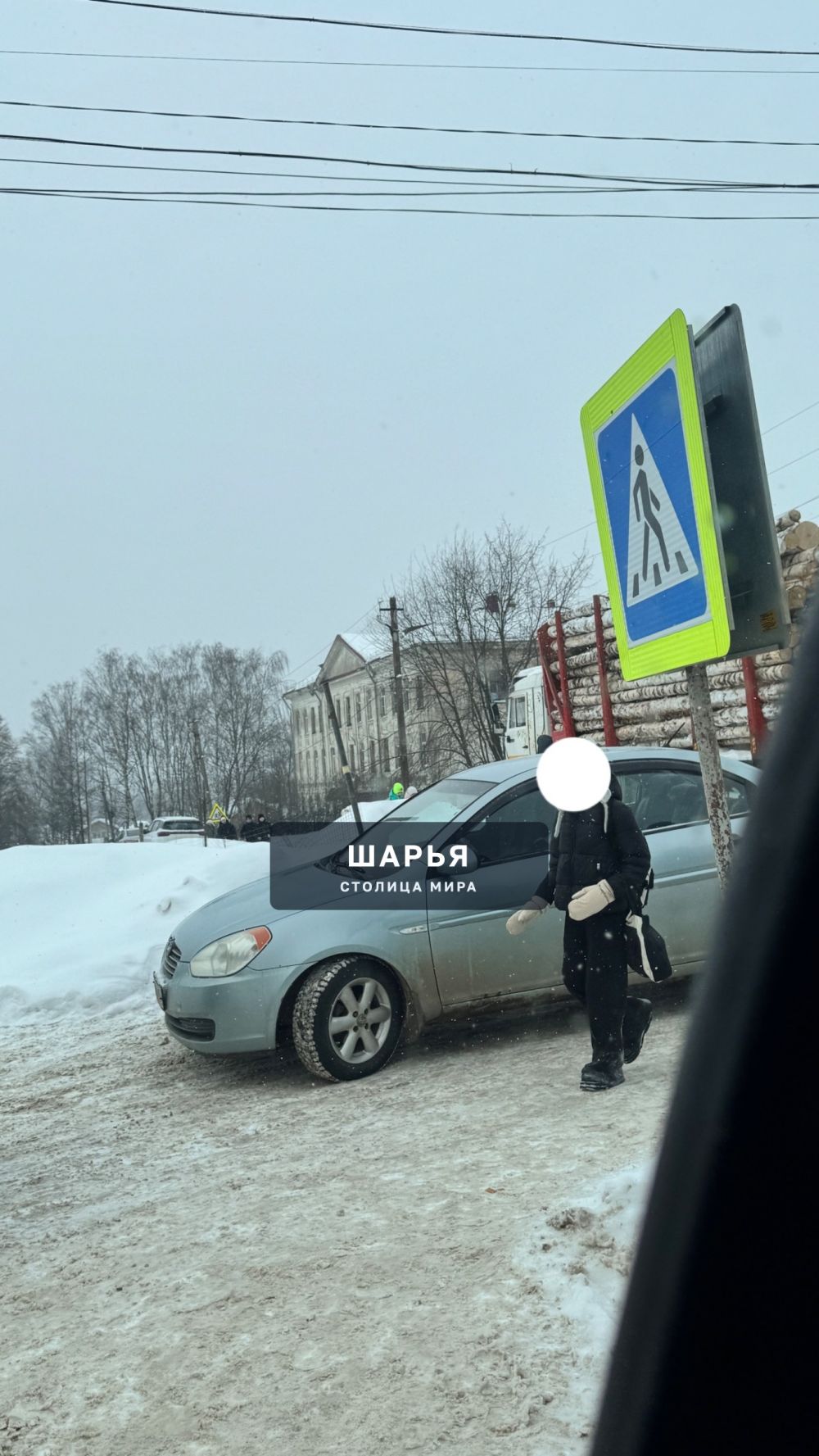 Школьники идут из школы обходя лесовоз по сугробам — Шарья