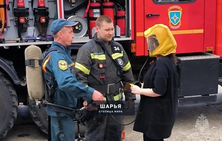 Будущих медиков познакомили с профессией пожарного — Шарья — фото 5