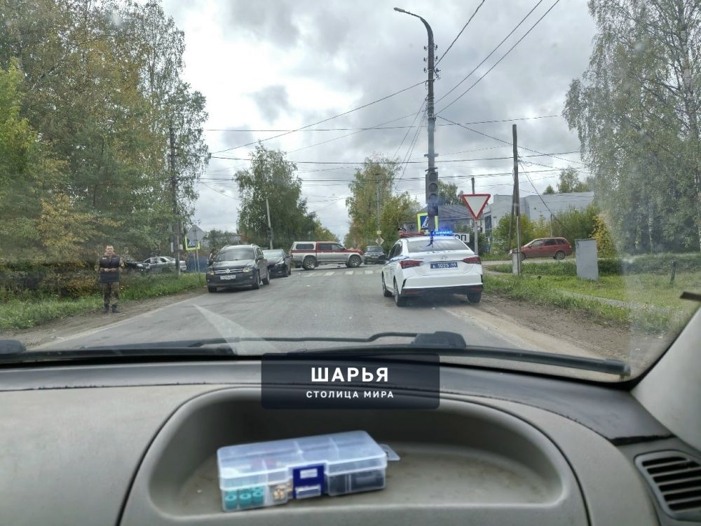 Из-за неработающего светофора на одном перекрестке в Шарье произошло сразу два… — Шарья — фото 3