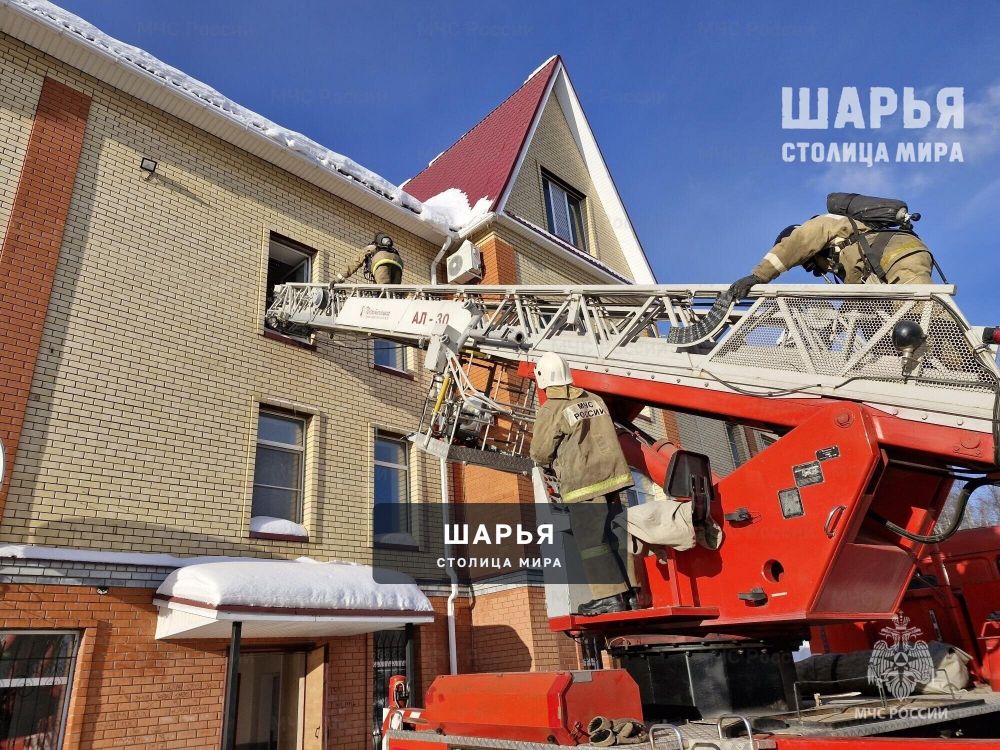 ТЦ «Центральный» в дыму, пожарные спасатели примчались тушить огонь — Шарья — фото 2