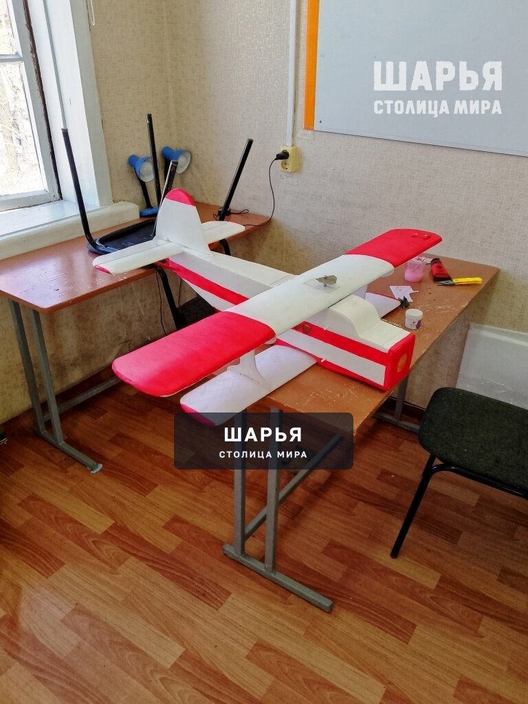Юная шарьинка готовит к взлету авиамодель - биплан Ан-2 — Шарья