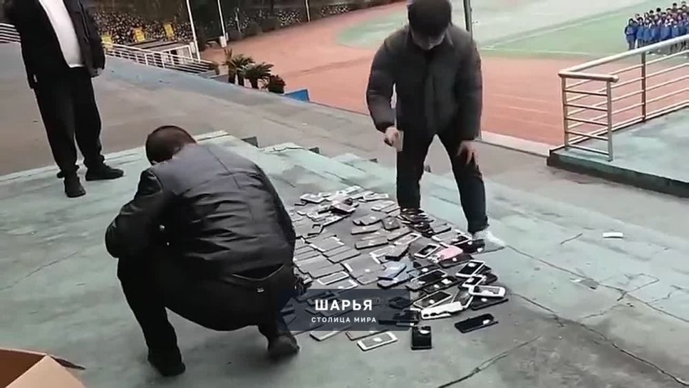 Показательную КАЗНЬ СМАРТФОНОВ устроили в одной из китайских школ — там у учеников забрали… — Шарья